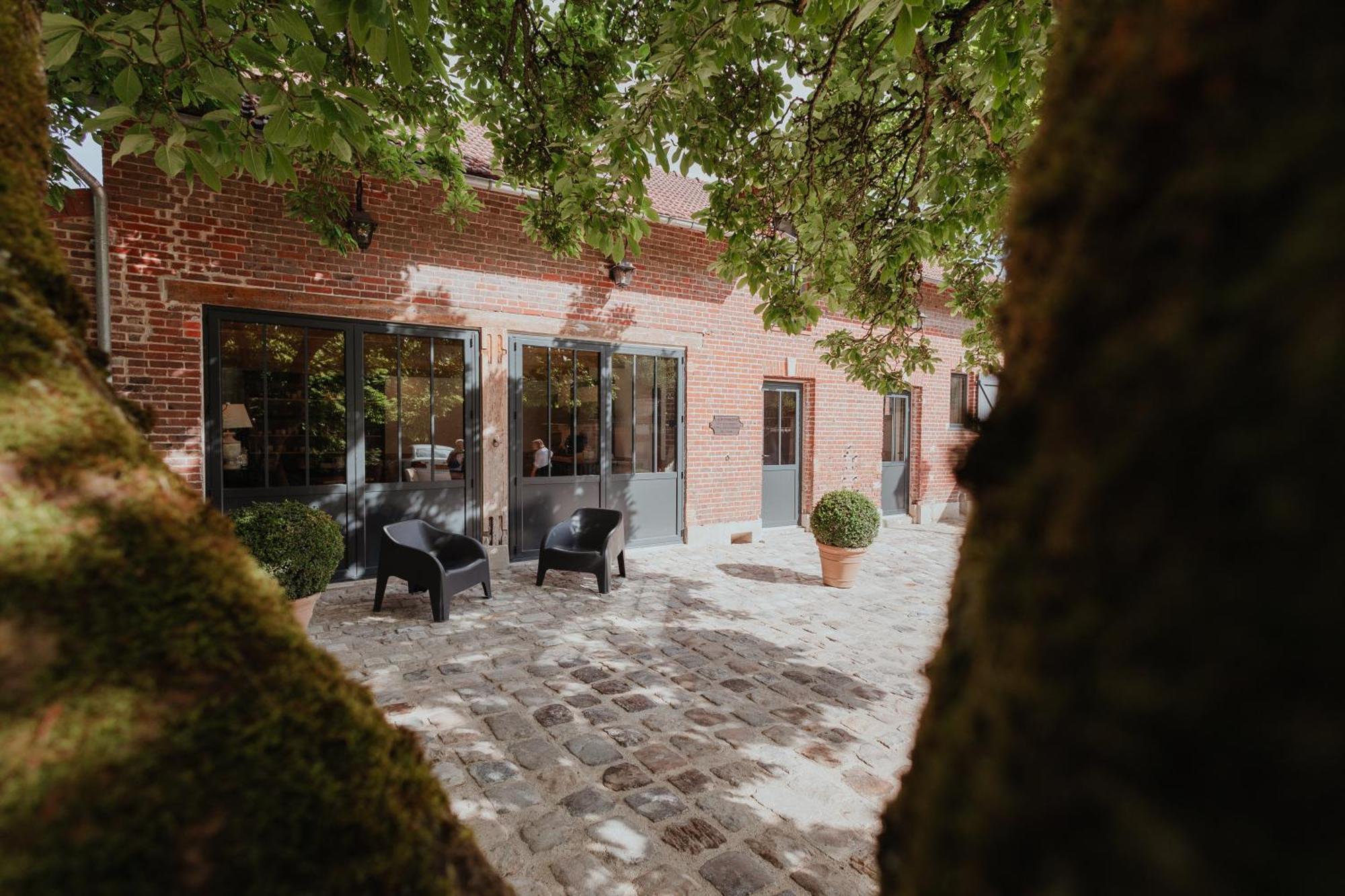 L'Atelier Des Magnolias Bed & Breakfast Aumont-en-Halatte Exterior photo